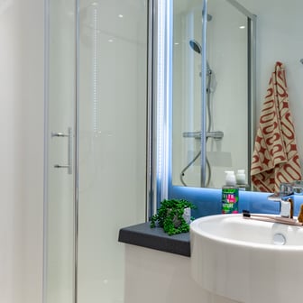 Gold En Suite - Image 3